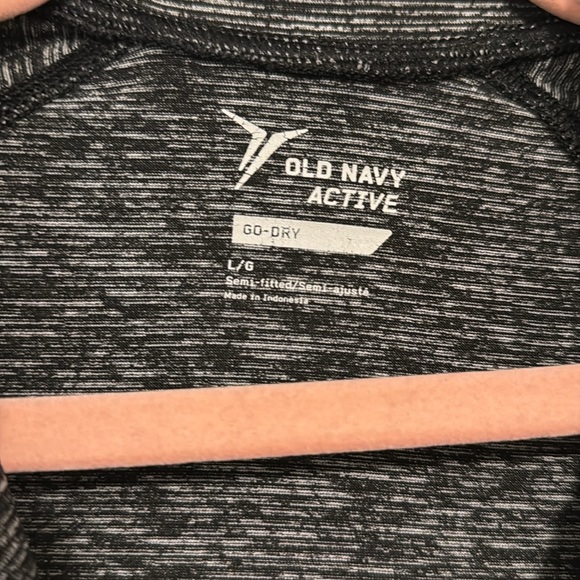 Old Navy Active Go Dry Semi Fitted size L running top - Picture 2 of 4